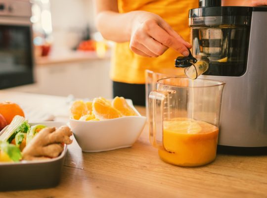 راهنمای کامل تعمیر آبمیوه گیری: از عیبیابی تا نگهداری صحیح
